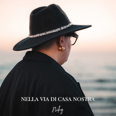 Copertina Nella via di casa nostra